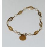 A Vintage 14ct gold and cultured salt water pearl bracelet.