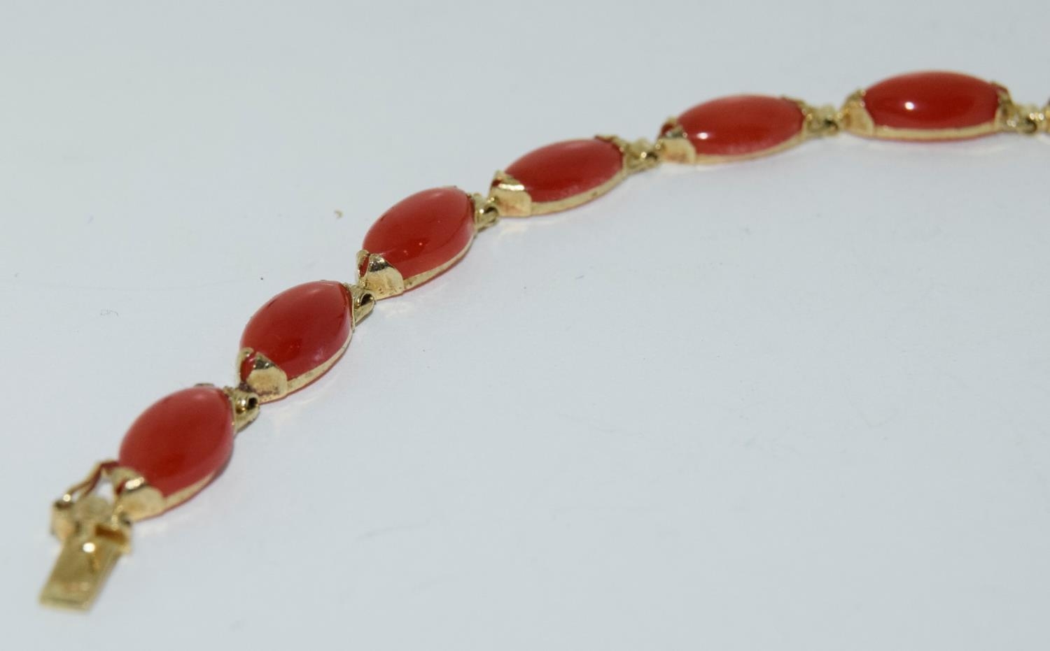 A Dainty natural not dyed coral and 14ct gold bracelet. - Image 3 of 4