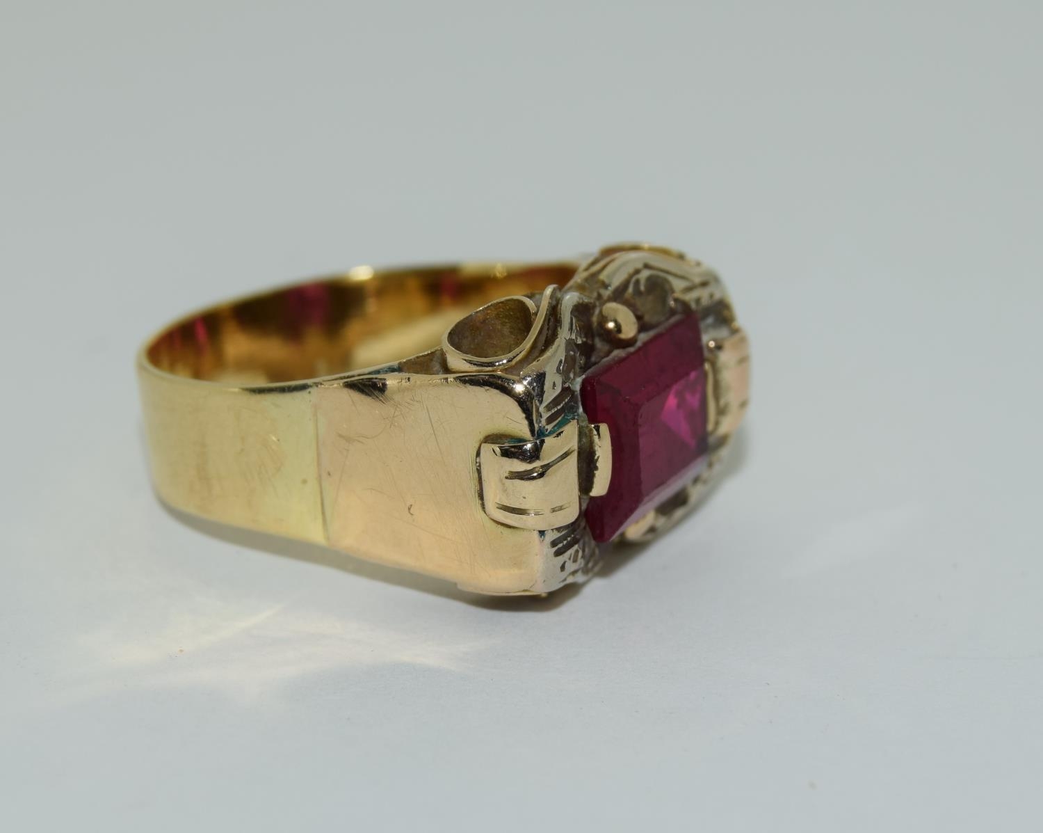 Yellow metal ruby gents signet ring. - Image 5 of 6