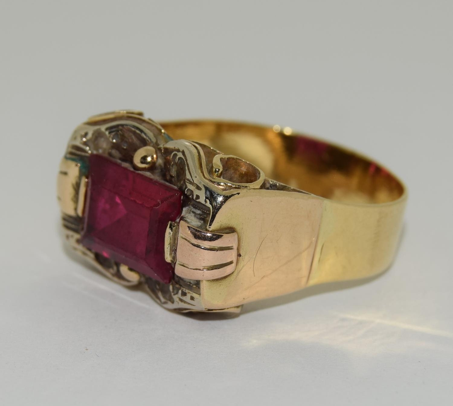 Yellow metal ruby gents signet ring. - Image 4 of 6