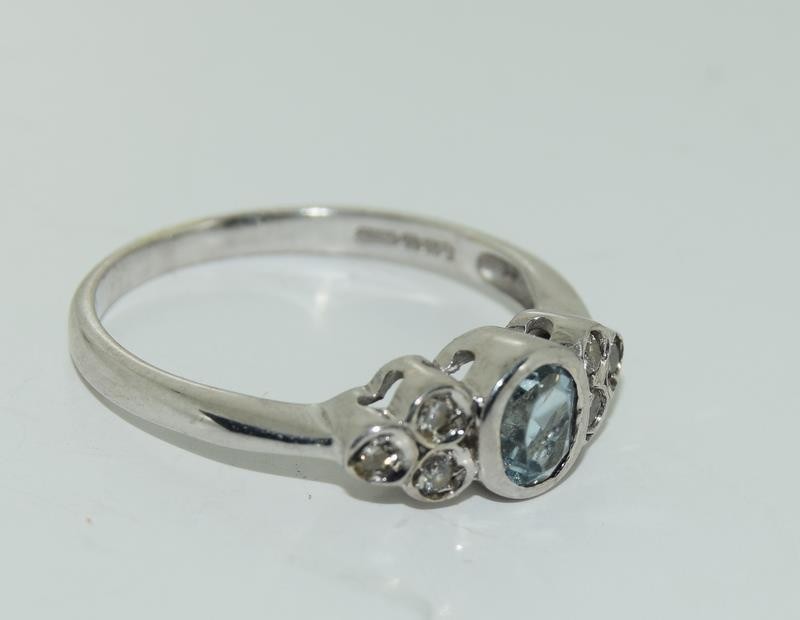 18ct gold ladies aquamarine and diamond ring size L - Image 5 of 6