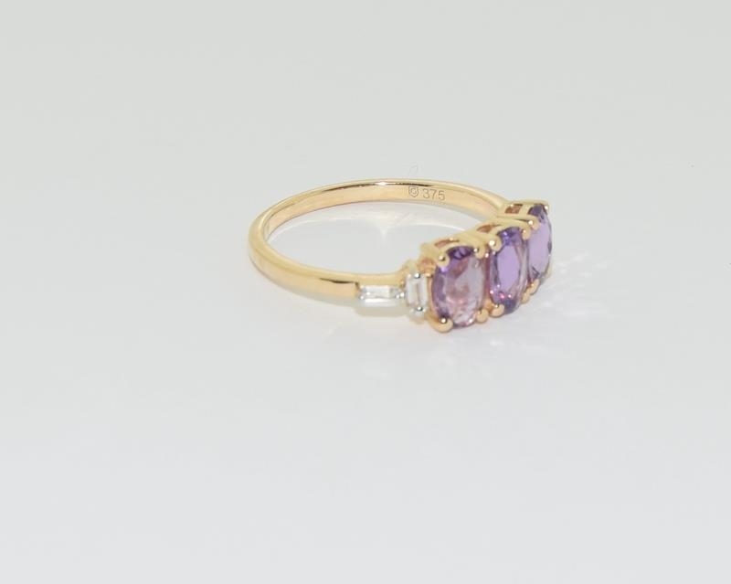 A 9ct purple sapphire 3 stone ring. Size L - Image 5 of 5