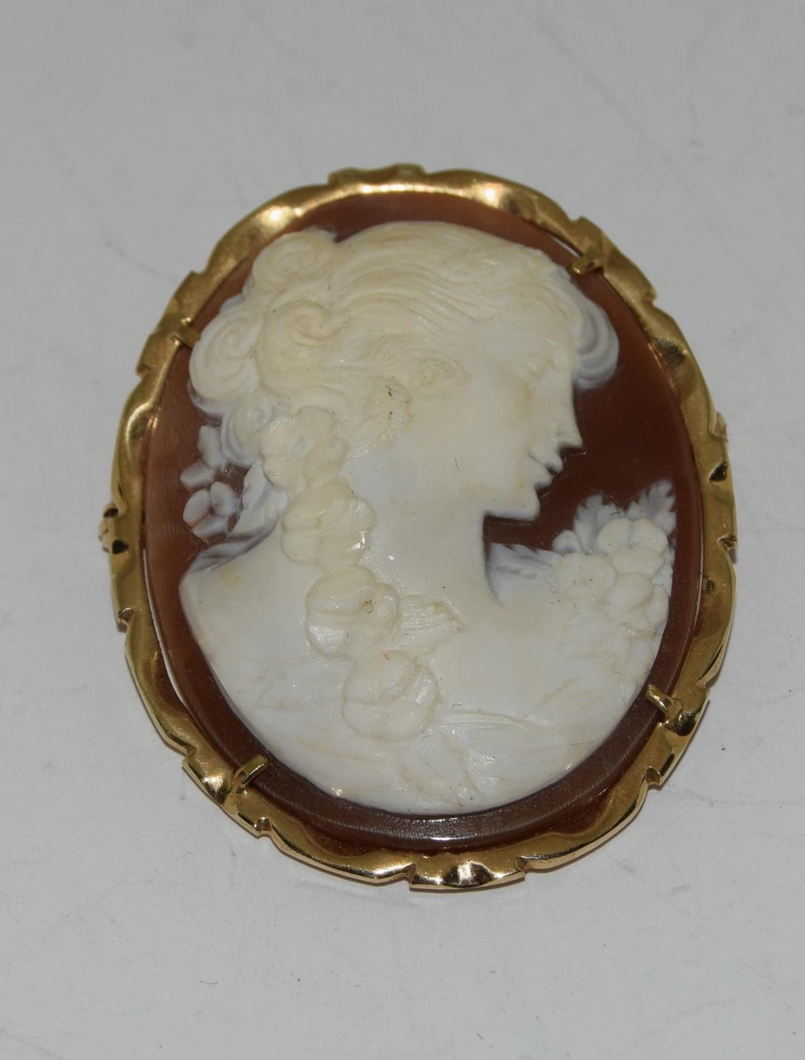 14ct gold cameo pendant/brooch signed APA.