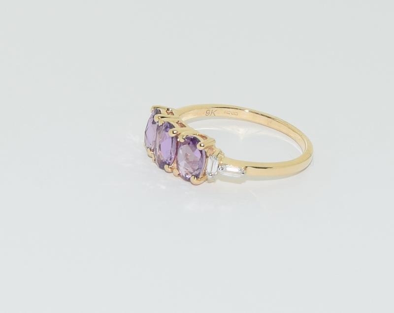 A 9ct purple sapphire 3 stone ring. Size L - Image 4 of 5