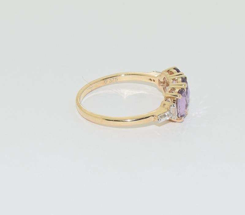 A 9ct purple sapphire 3 stone ring. Size L - Image 2 of 5