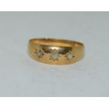A Victorian 18ct gold three stone diamond ring, Size m.