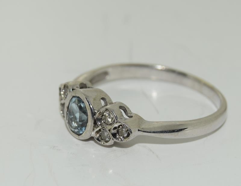 18ct gold ladies aquamarine and diamond ring size L - Image 4 of 6