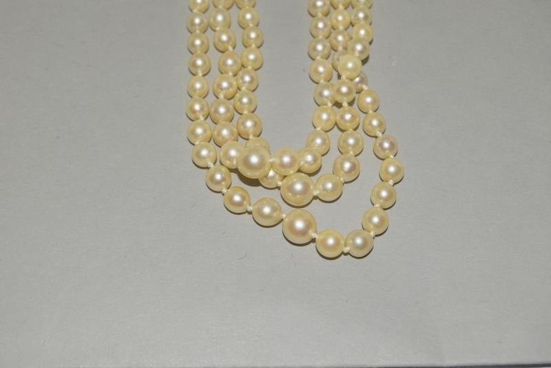 Triple strand Cultured Pearls Amethyst Seed Pearls.set with a gold and amethyst clasp - Image 2 of 4