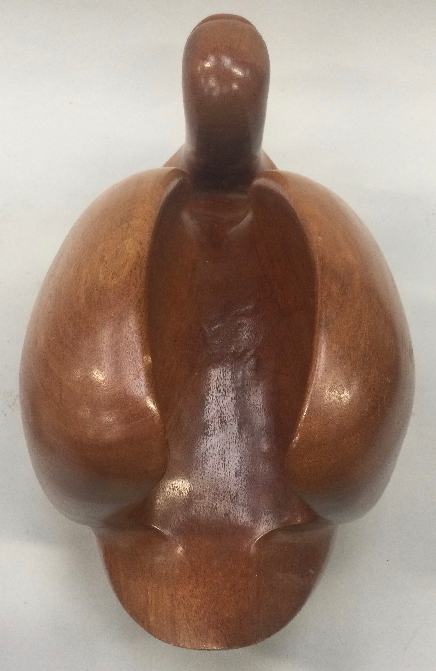 A quality wood carved treen Swan 38x22cm together with a pair of dolphins 27x14cm. - Image 5 of 5