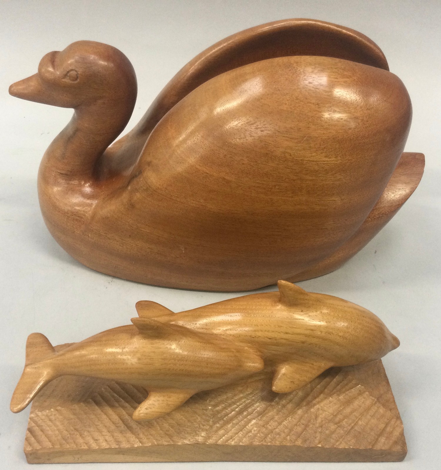 A quality wood carved treen Swan 38x22cm together with a pair of dolphins 27x14cm. - Image 2 of 5