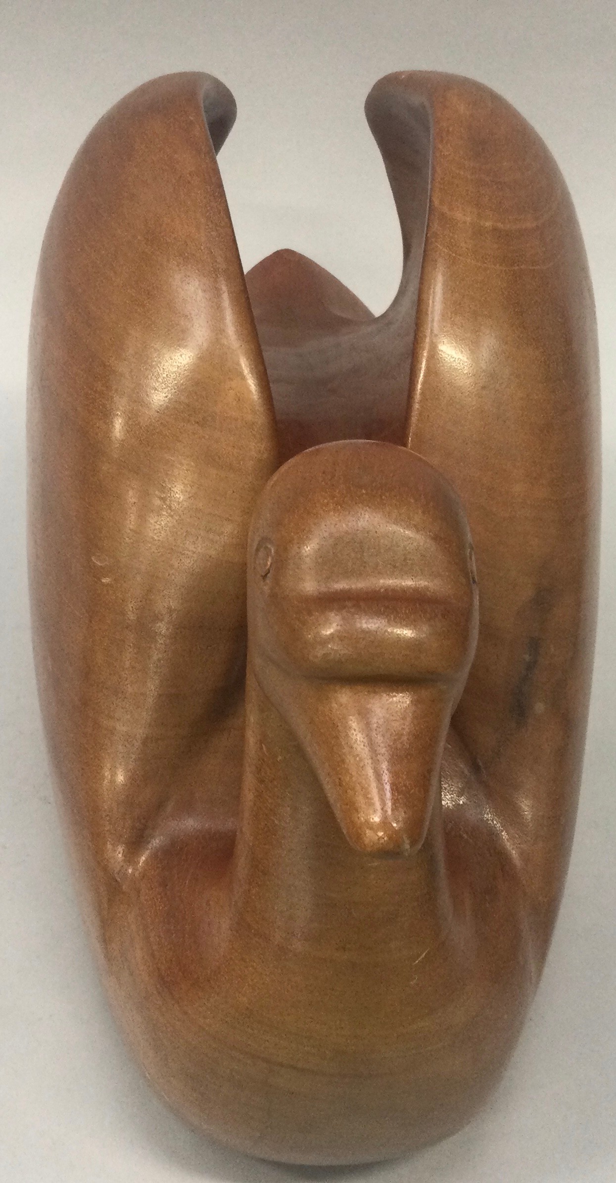 A quality wood carved treen Swan 38x22cm together with a pair of dolphins 27x14cm. - Image 4 of 5