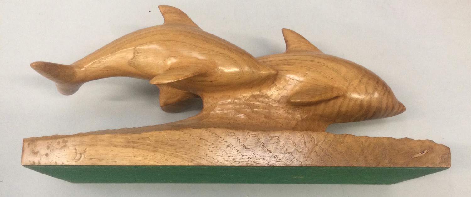 A quality wood carved treen Swan 38x22cm together with a pair of dolphins 27x14cm. - Image 3 of 5