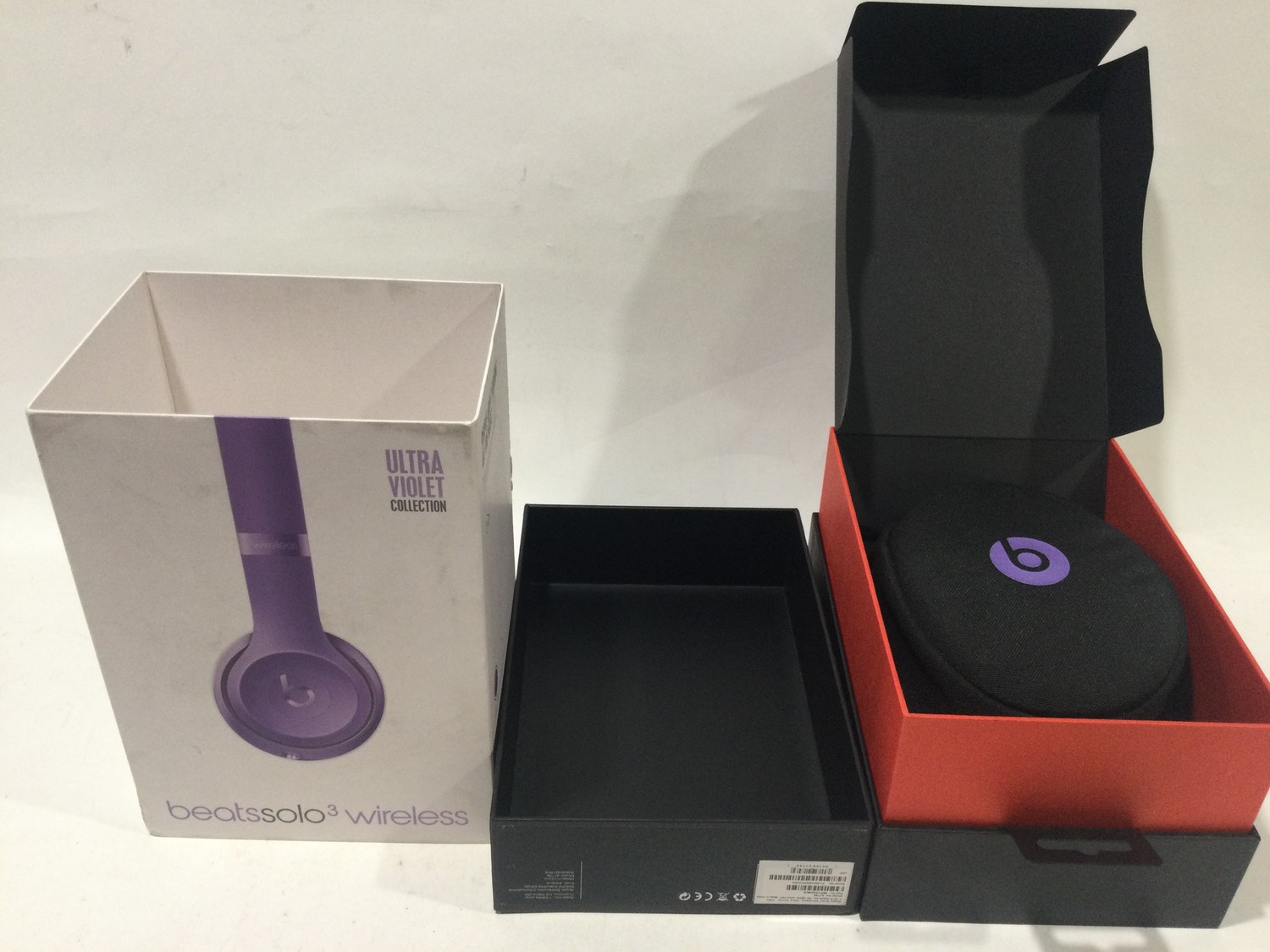 Shop display item Beatssolo 3 wireless head phones boxed - Image 2 of 2