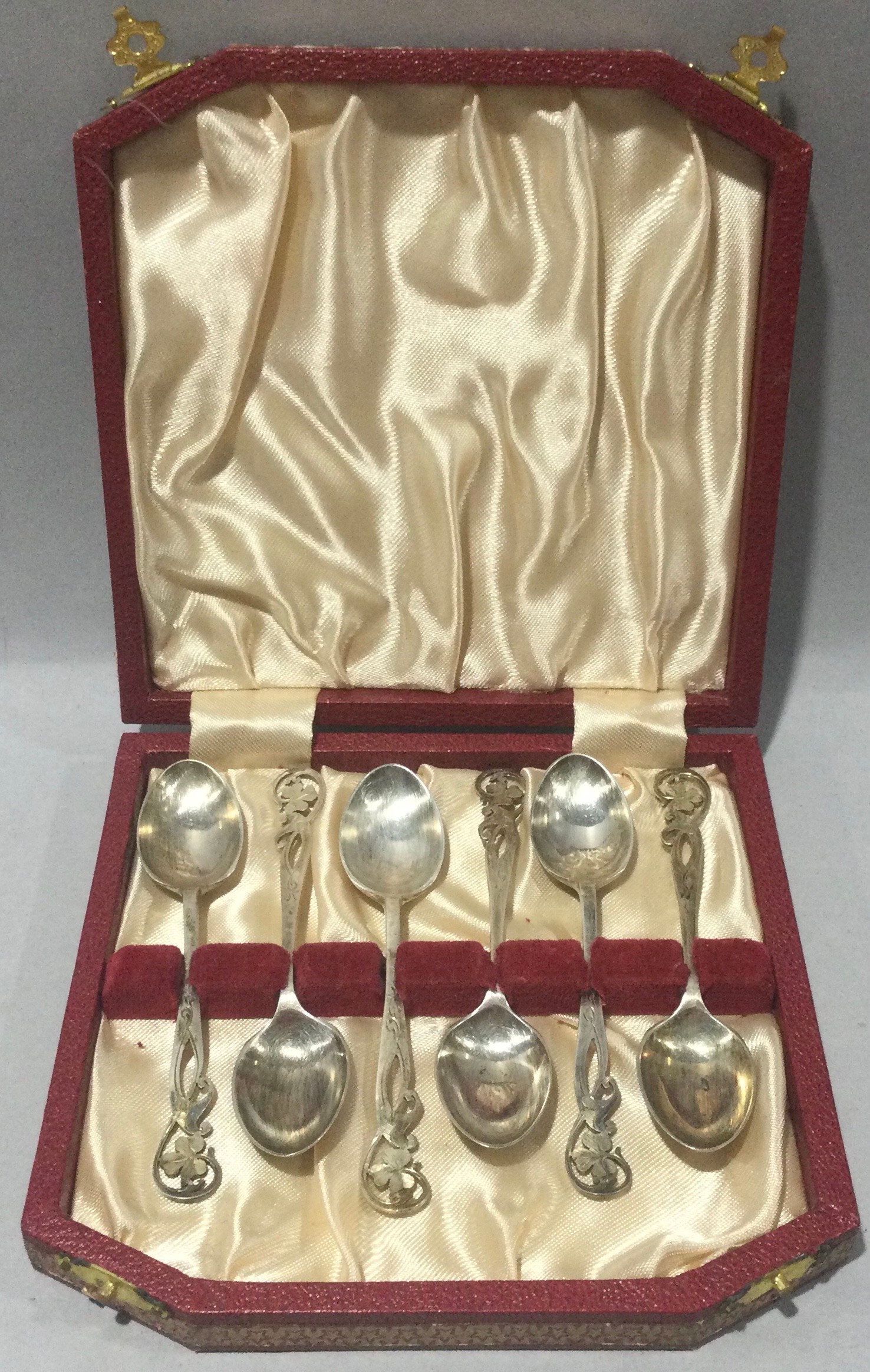 Set of boxed silver tea spoons.