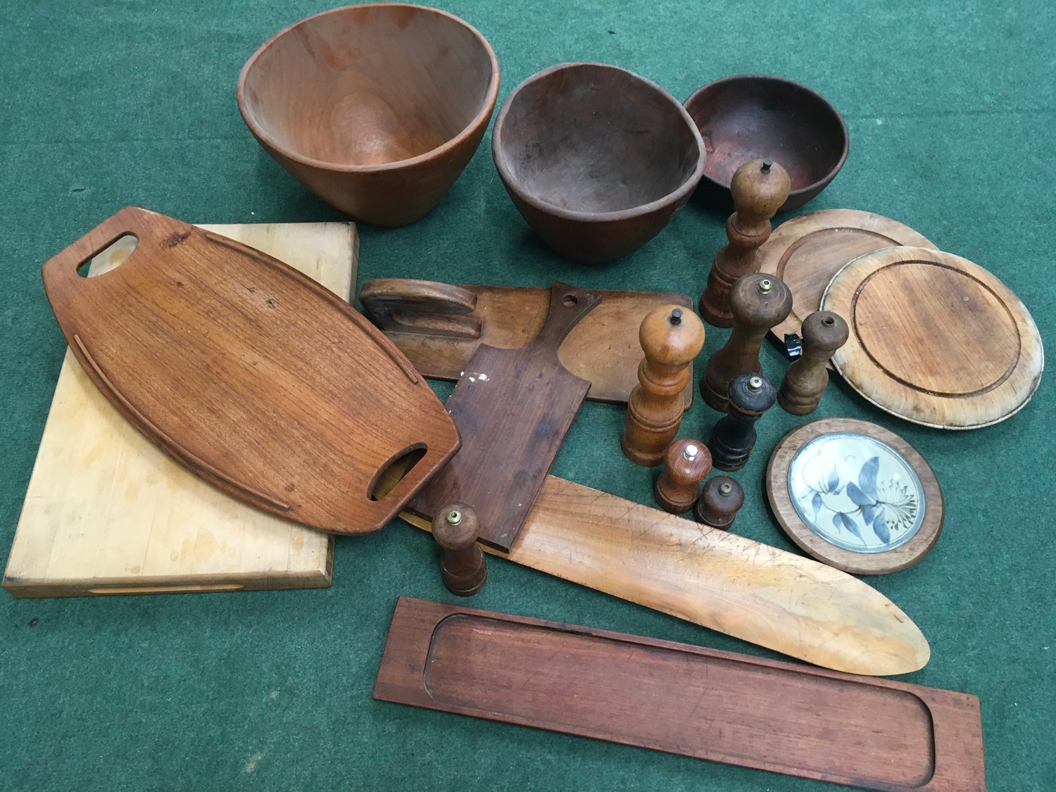 Box of mixed wooden wares including bowls.