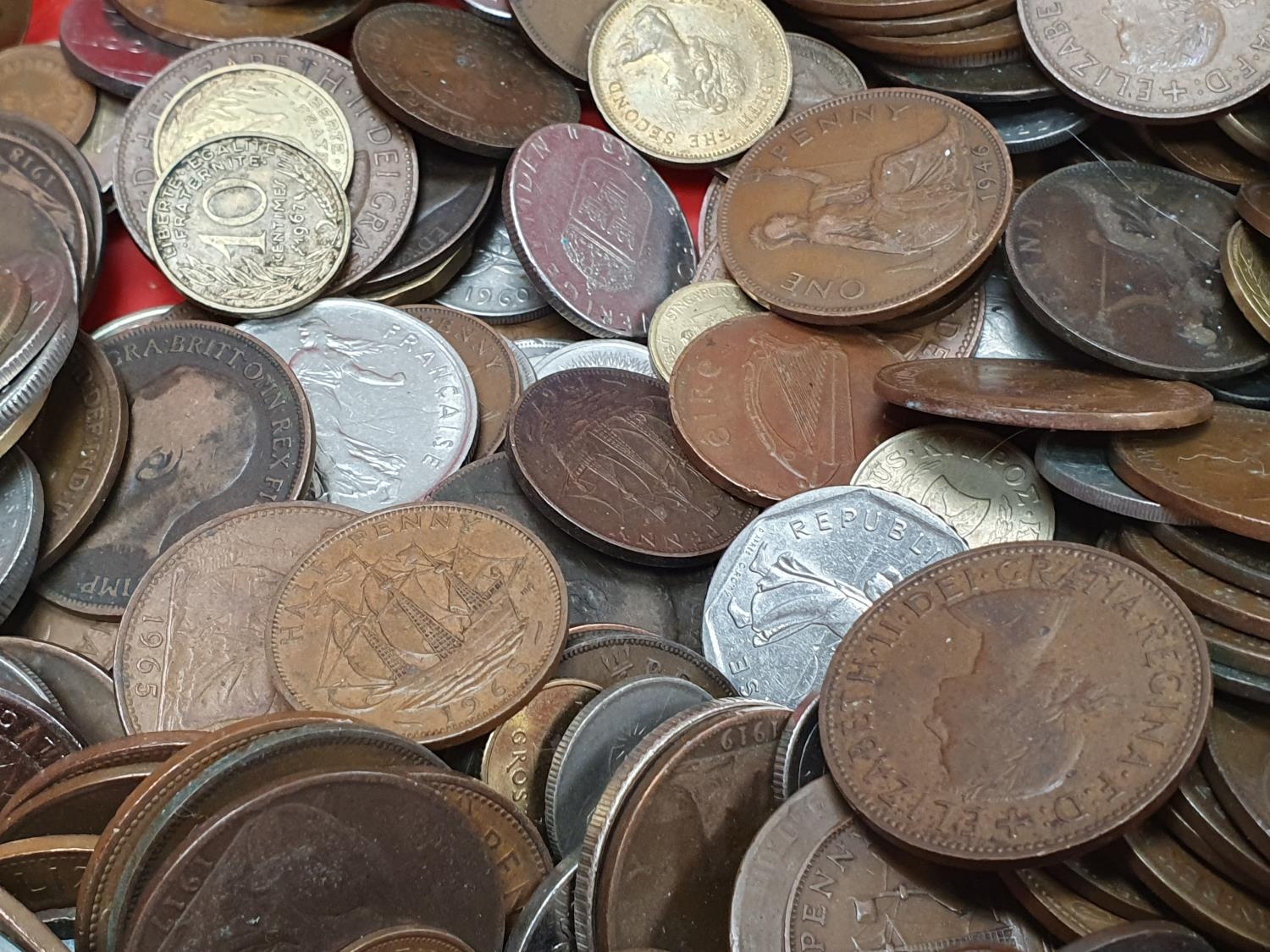 Red tub of assorted coinage - Image 3 of 5