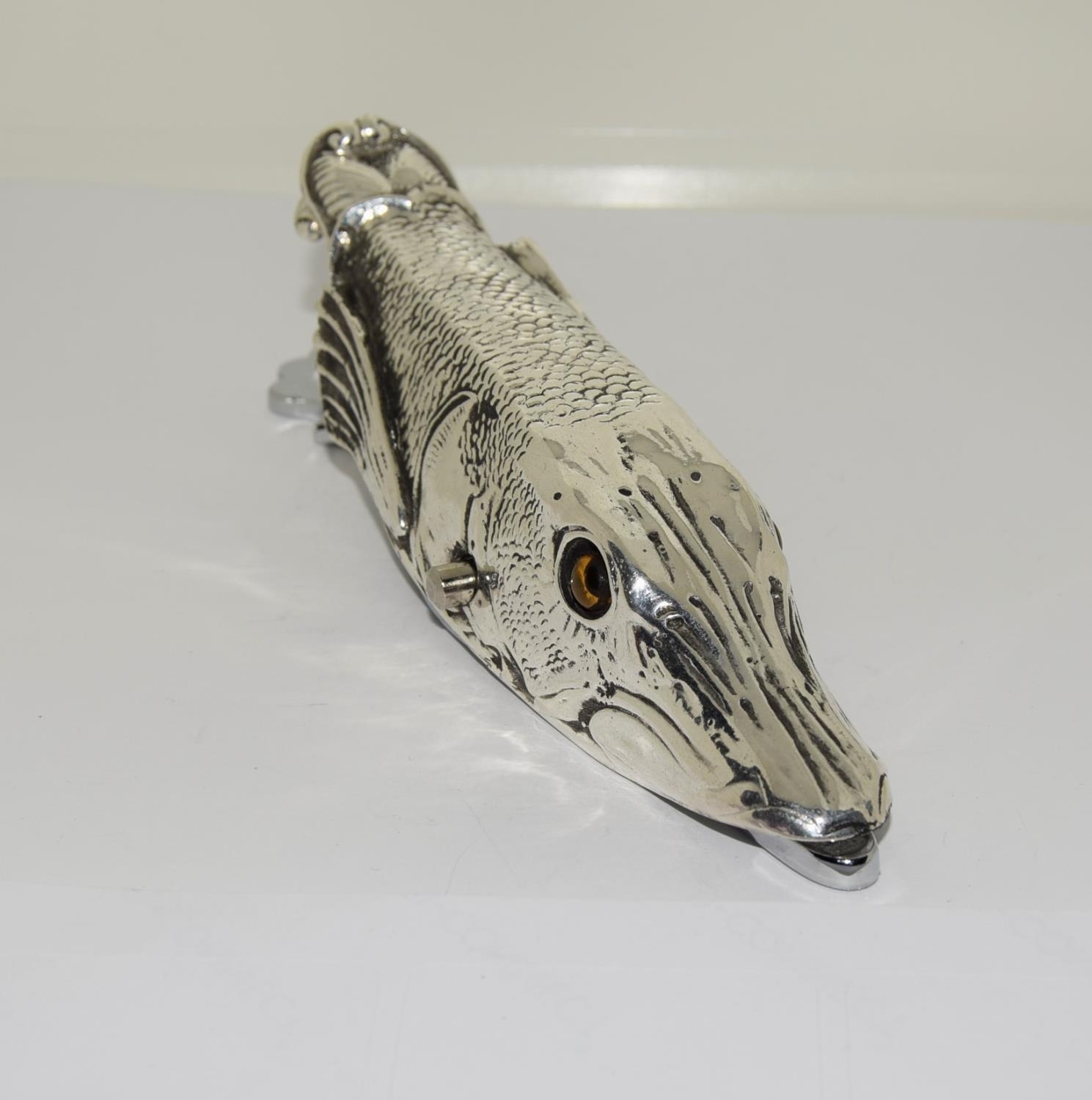 Silver plated document clip in the form of a fish - Image 2 of 4