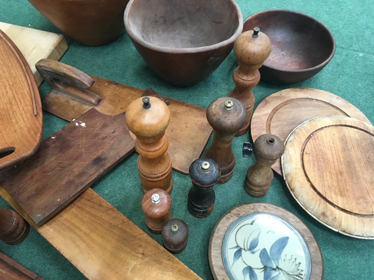 Box of mixed wooden wares including bowls. - Image 3 of 3