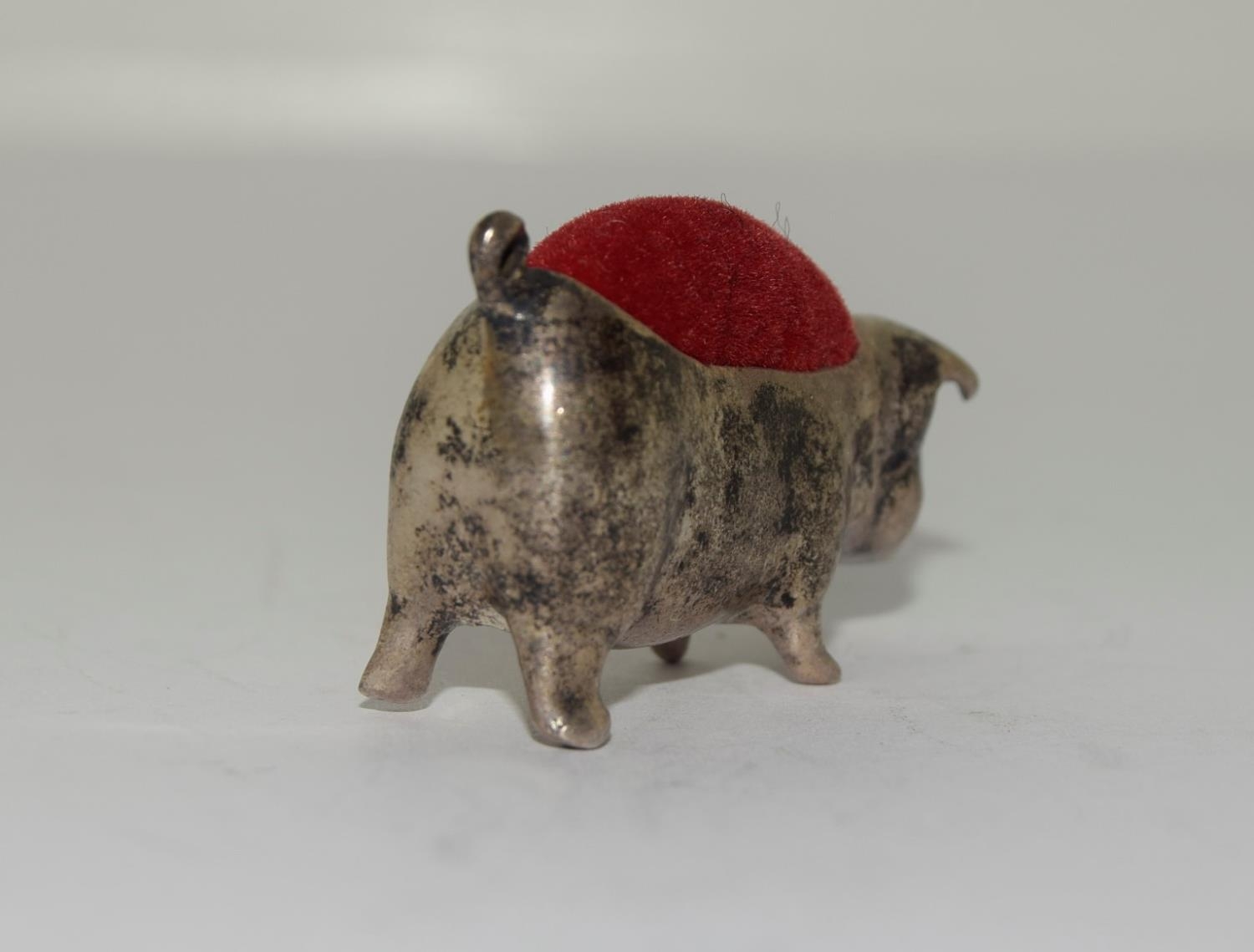 Silver pin cushion in the form of a pig - Image 3 of 3
