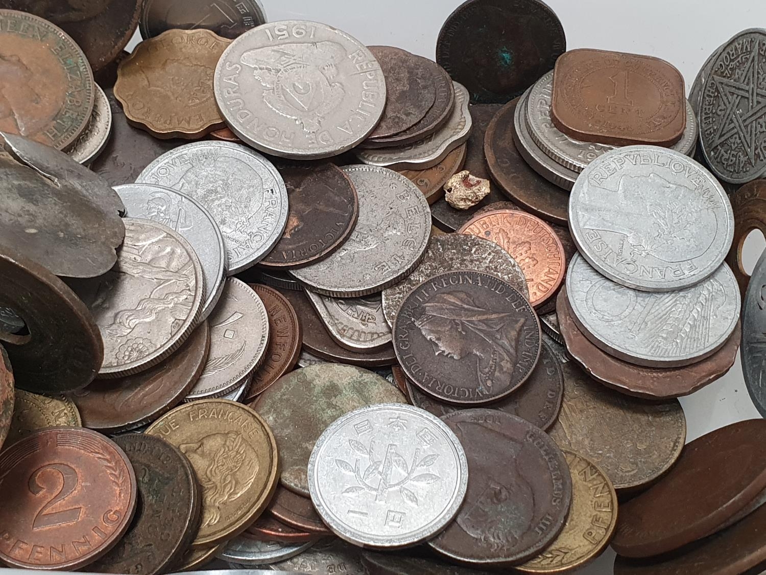 Plastic tub of various coinage. - Image 4 of 4