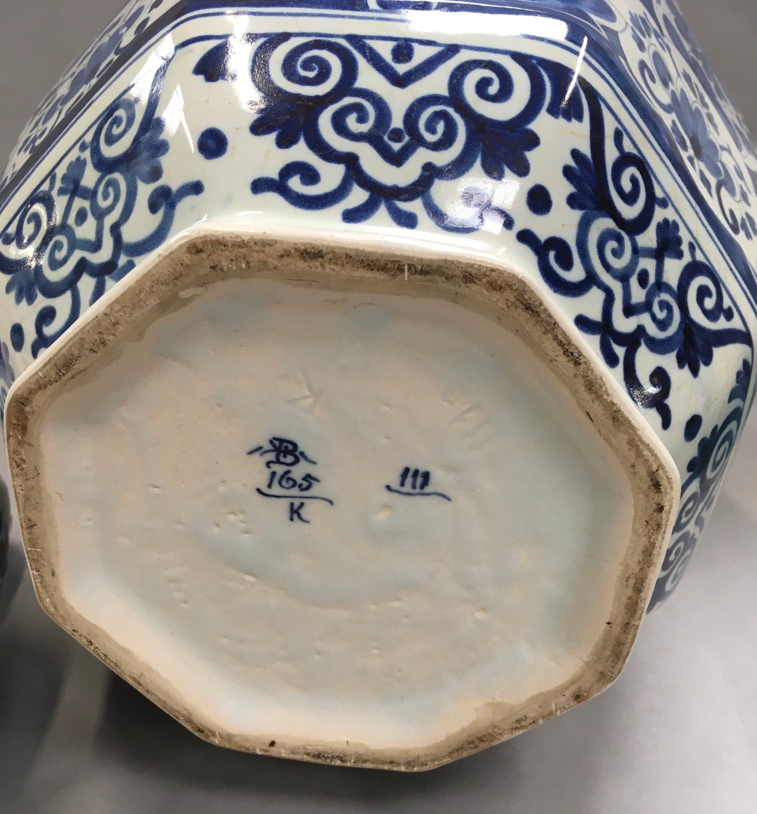 Large blue and white oriental ginger jar with lion finial to the top 53cm tall. - Image 3 of 4