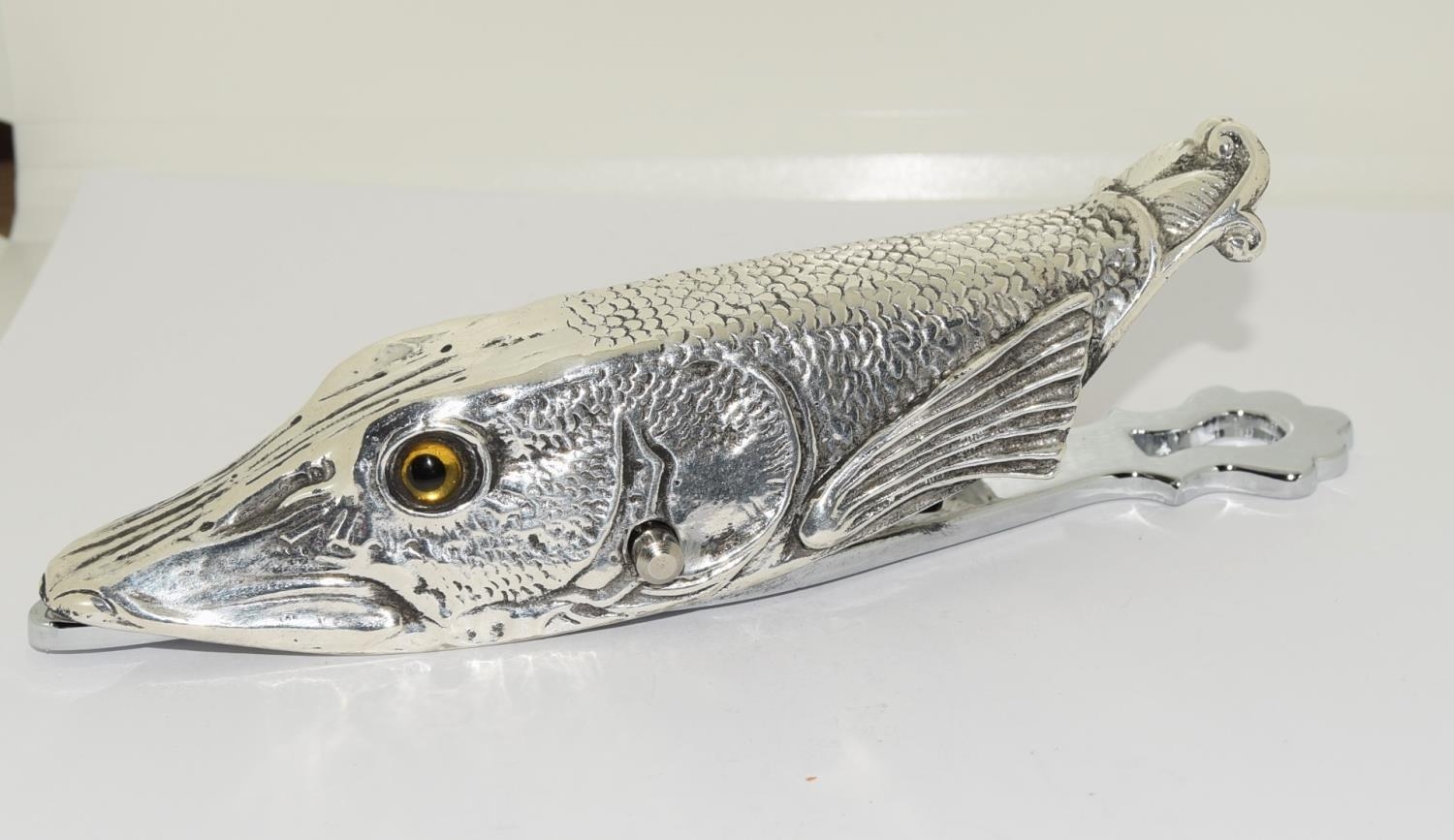 Silver plated document clip in the form of a fish - Image 3 of 4