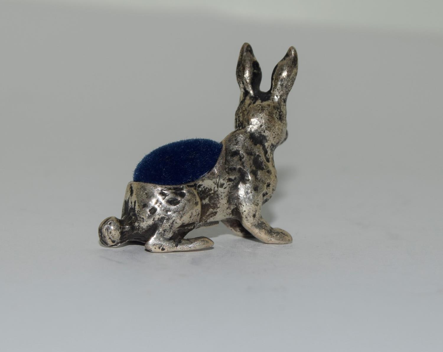 Silver pin cushion in the form of a rabbit - Image 2 of 3