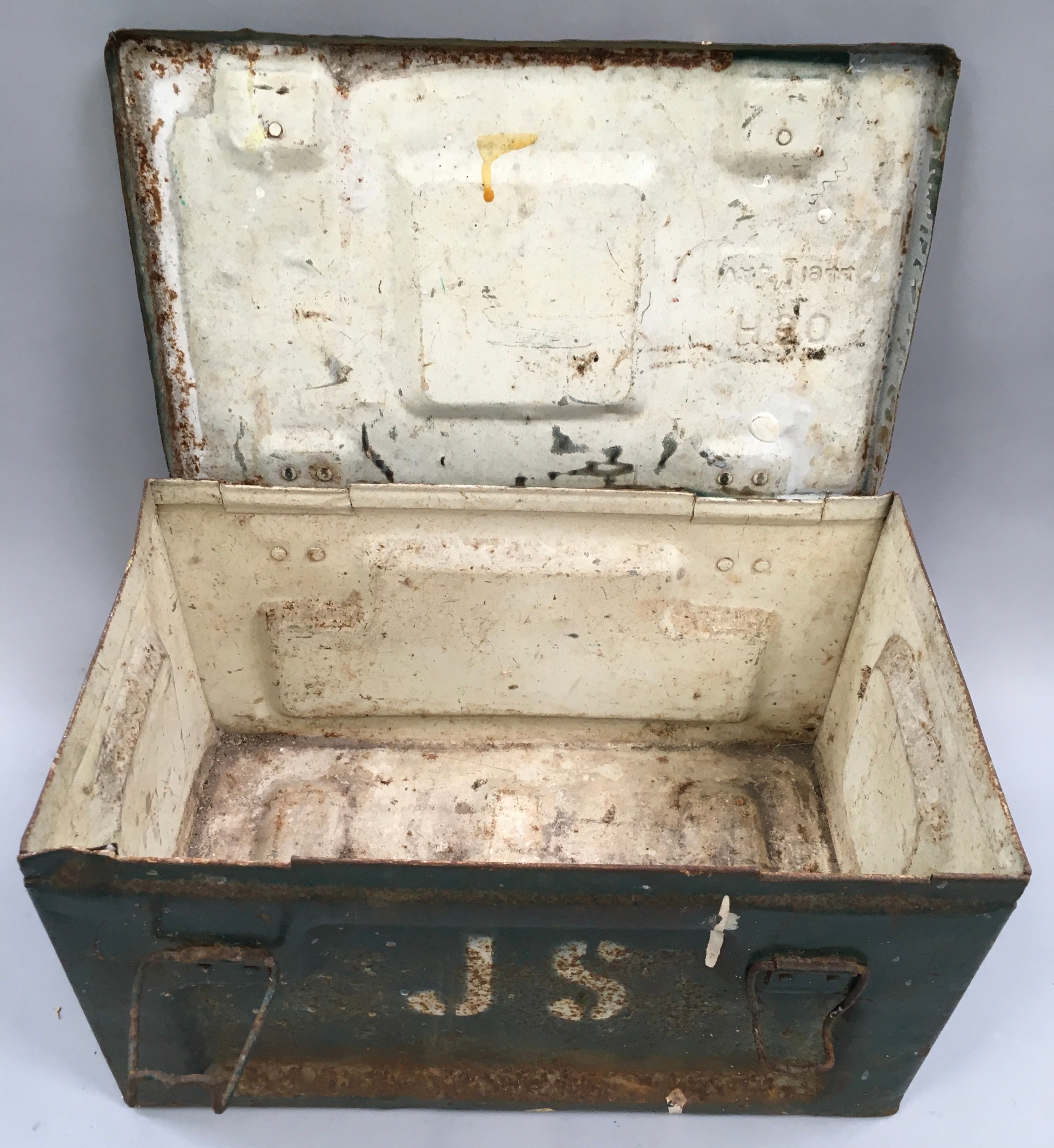 Vintage military metal ammunition box. - Image 4 of 5