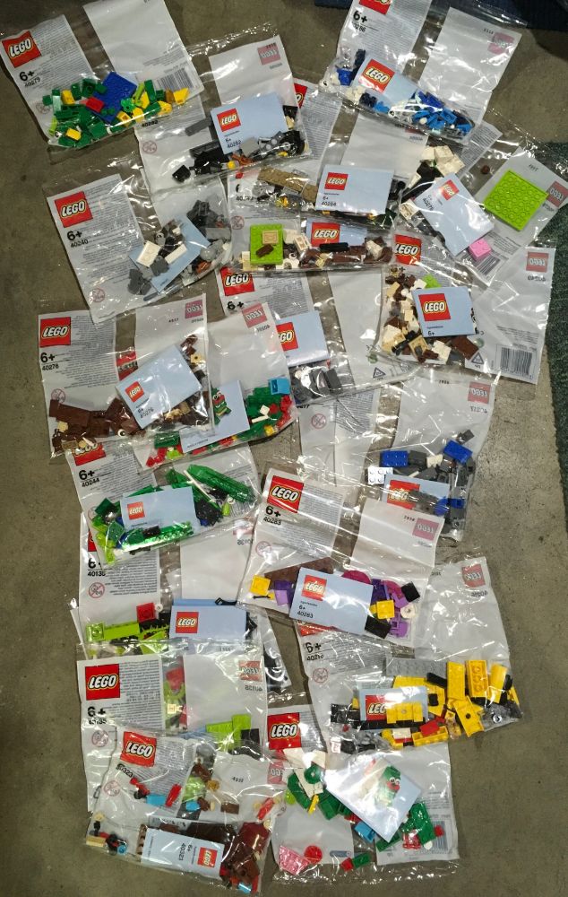 Lego Auction ***One single collection to include many retired and rare lots*** 10% plus VAT Buyers Premium.