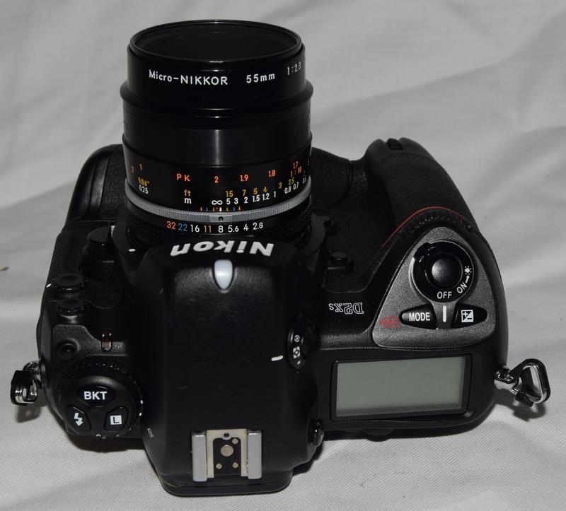 Nikon D2Xs digital SLR camera c/w Nikon Micro Nikkor 55mm 1:2.8 prime lens. Battery is included - Image 2 of 4