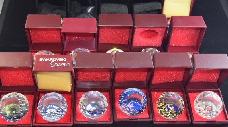 Swarokski Crystal quantity of souvenir paperweights all boxed (14)