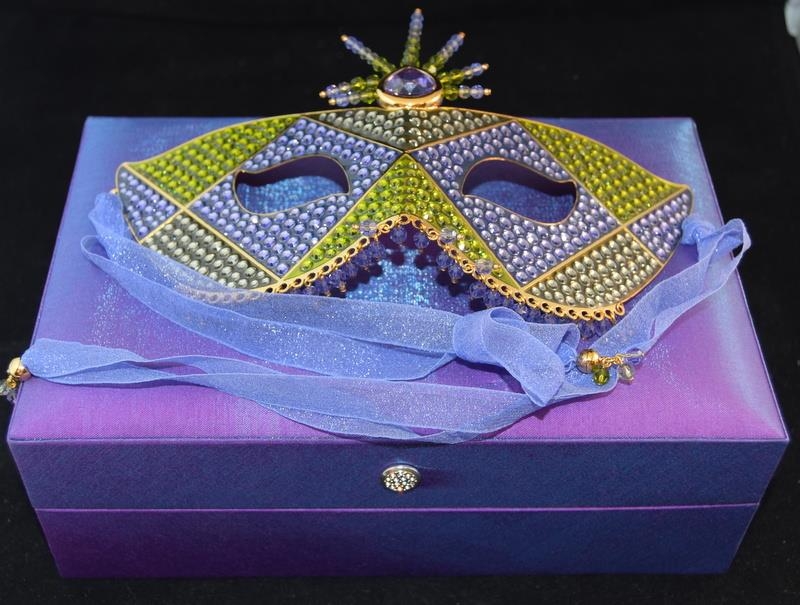 Swarovski Crystal Harlequin Mask 1806193 limited edition 0649/3000 comes in custom made purple - Image 2 of 3