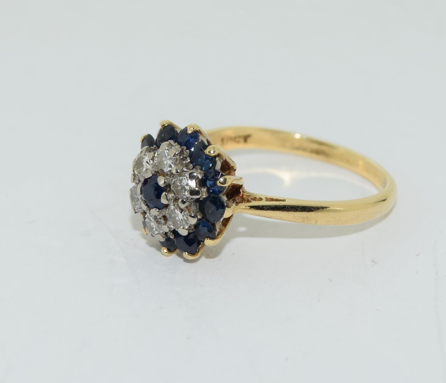 Sapphire/Diamond daisy 18ct gold ring Size O+ - Image 4 of 5