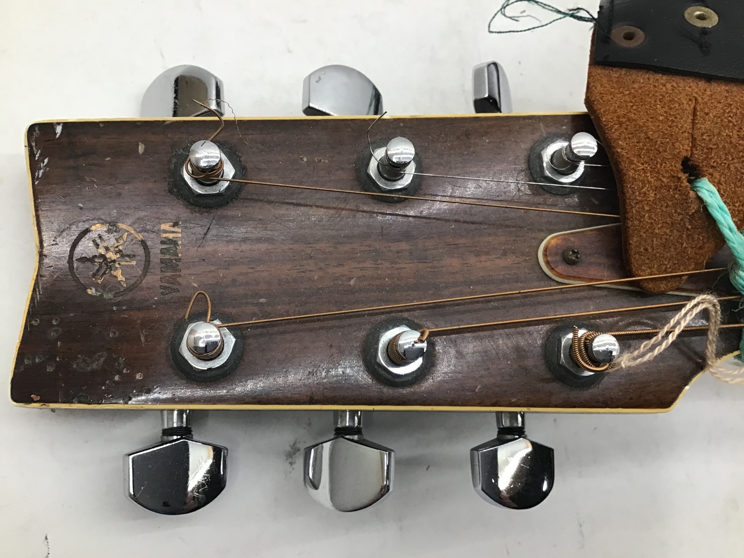 YAMAHA 6 STRING ACOUSTIC GUITAR. Here we have a guitar finished in rosewood complete with pick-up - Image 7 of 9