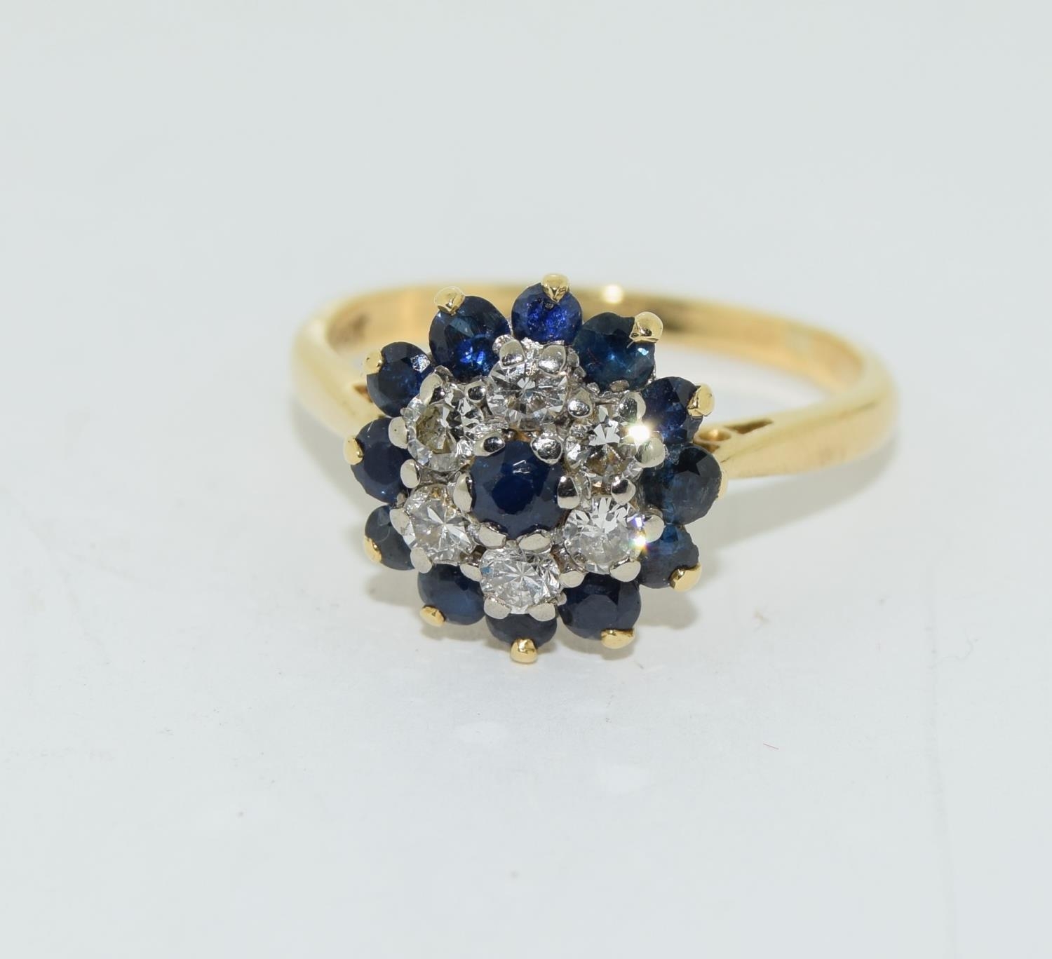 Sapphire/Diamond daisy 18ct gold ring Size O+ - Image 5 of 5