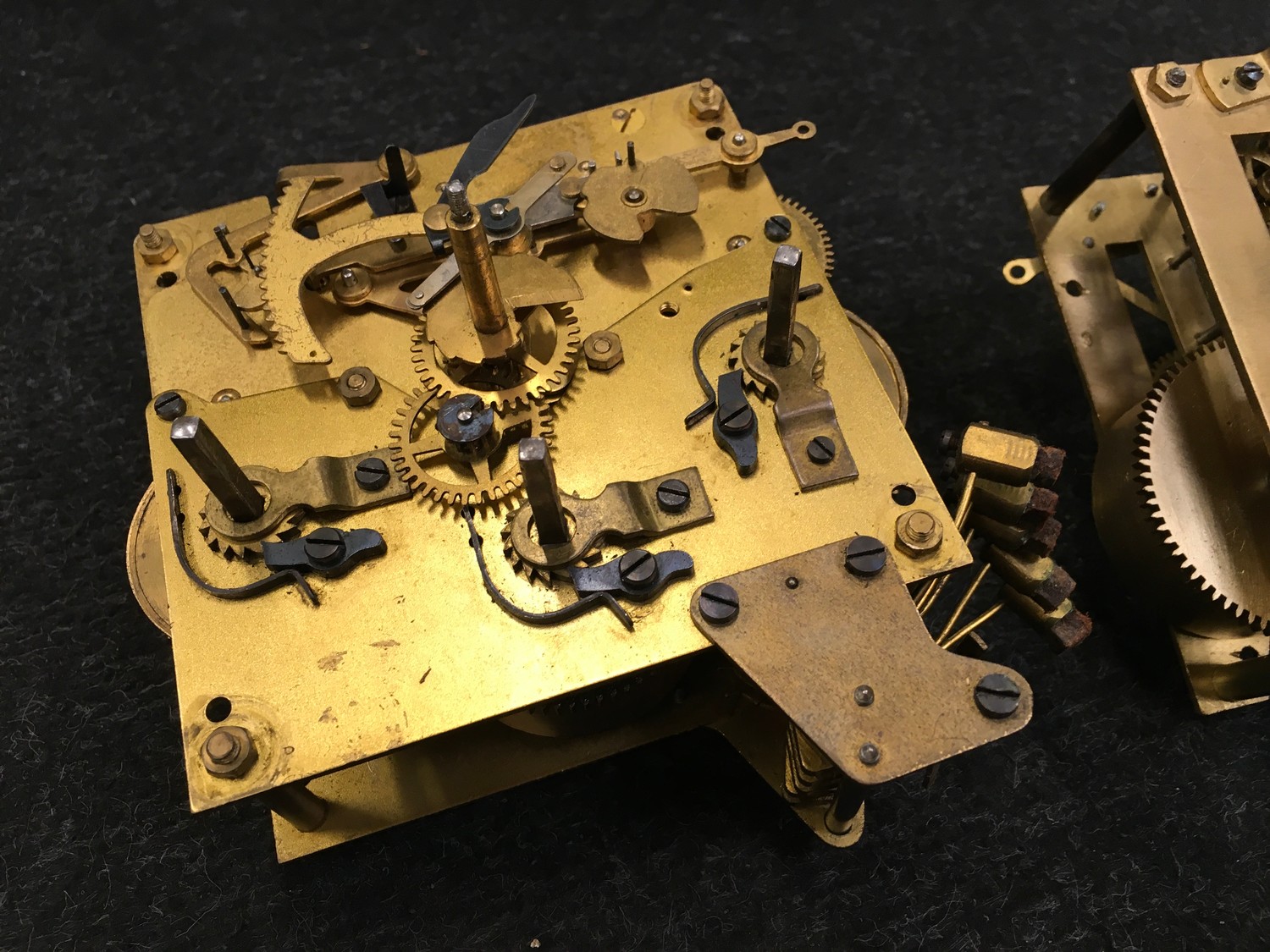 A collection of six assorted clock mechanisms. - Image 2 of 7