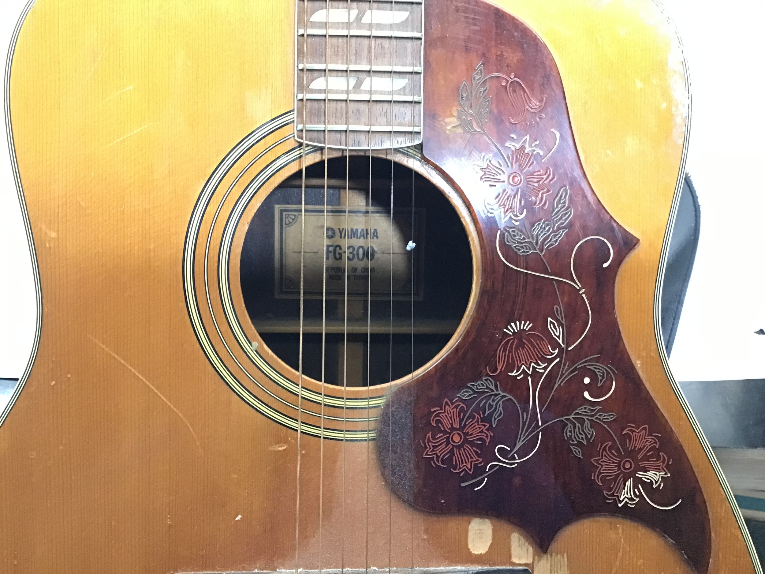 YAMAHA 6 STRING ACOUSTIC GUITAR. Here we have a guitar finished in rosewood complete with pick-up - Image 2 of 9