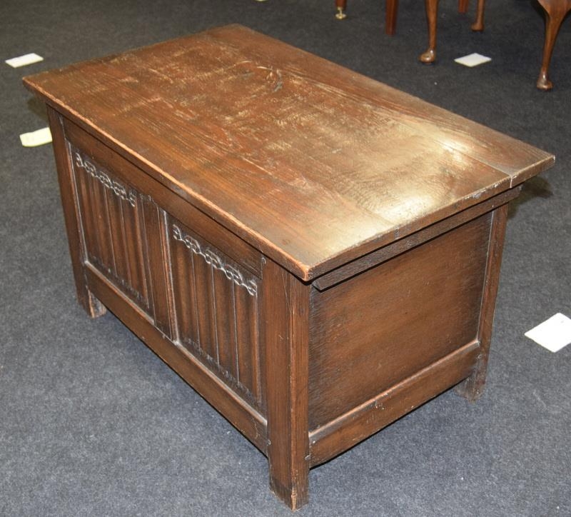 Vintage oak linen fold hinged lid shoe box. 76cm wide x 45cm deep x 46cm tall - Image 2 of 3