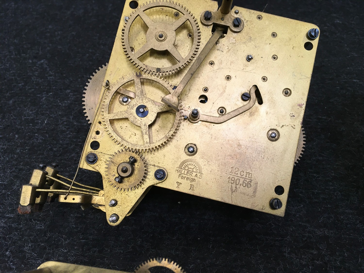 A collection of six assorted clock mechanisms. - Image 7 of 7