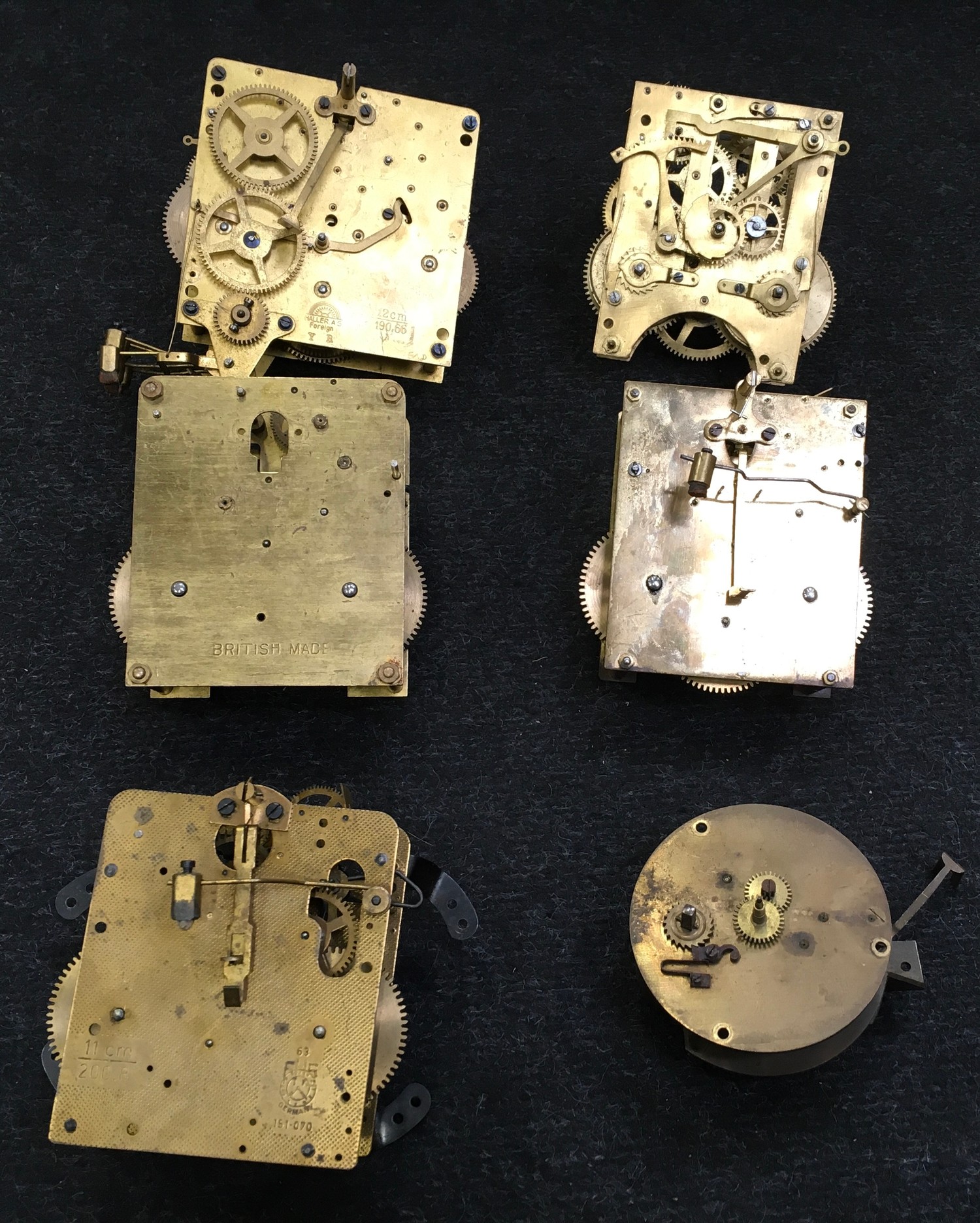 A collection of six assorted clock mechanisms. - Image 5 of 7