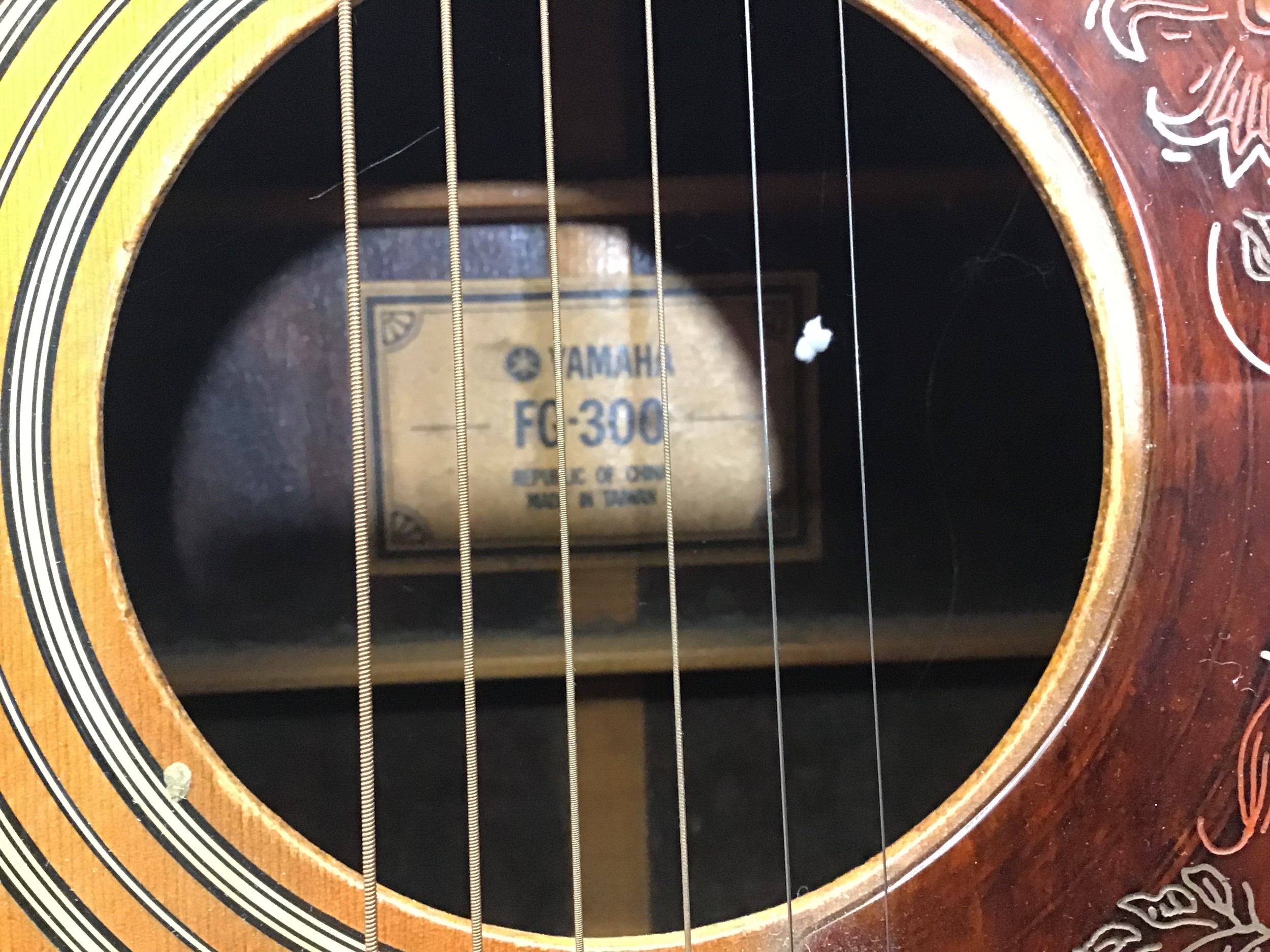 YAMAHA 6 STRING ACOUSTIC GUITAR. Here we have a guitar finished in rosewood complete with pick-up - Image 3 of 9