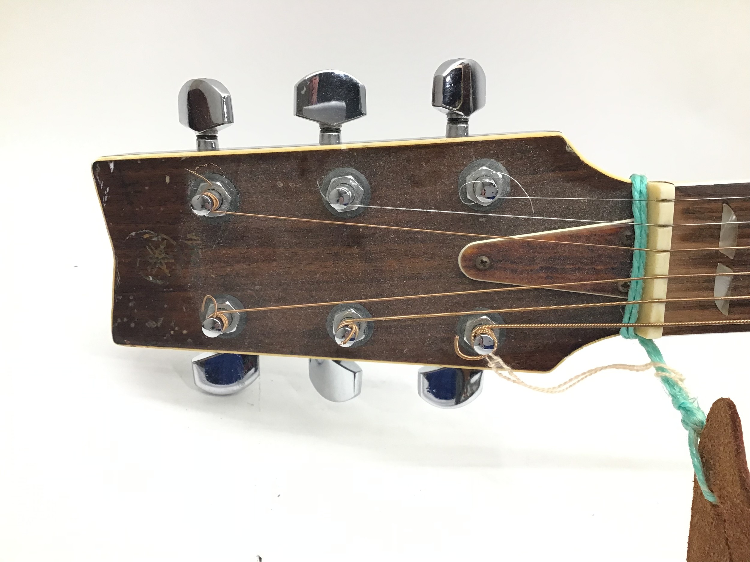 YAMAHA 6 STRING ACOUSTIC GUITAR. Here we have a guitar finished in rosewood complete with pick-up - Image 4 of 9