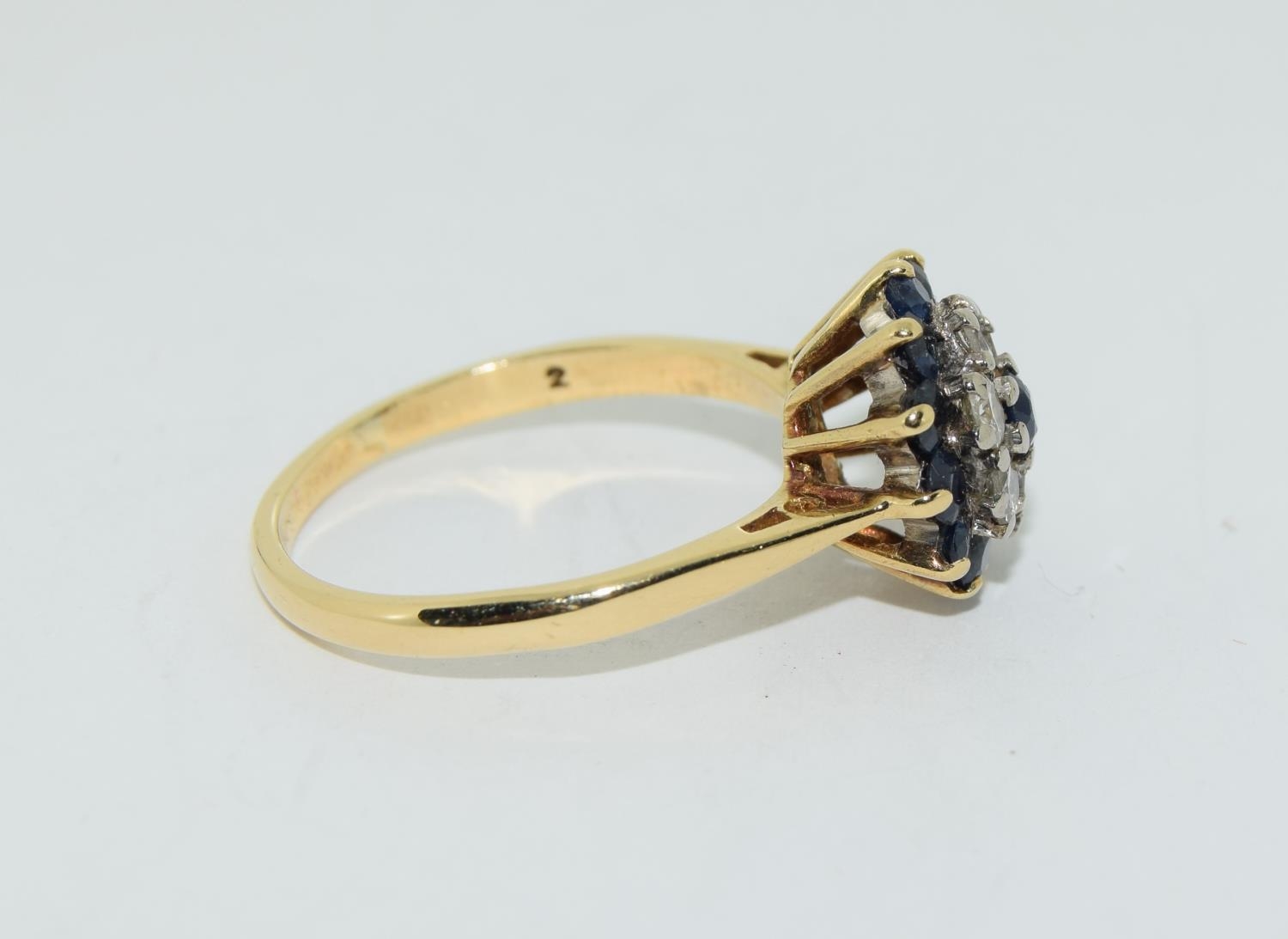 Sapphire/Diamond daisy 18ct gold ring Size O+ - Image 2 of 5