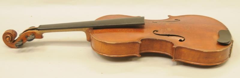 Antique violin. Label inside body reads 'Maggini Dentiche Arbeit'. Comes in original wooden coffin - Image 2 of 12