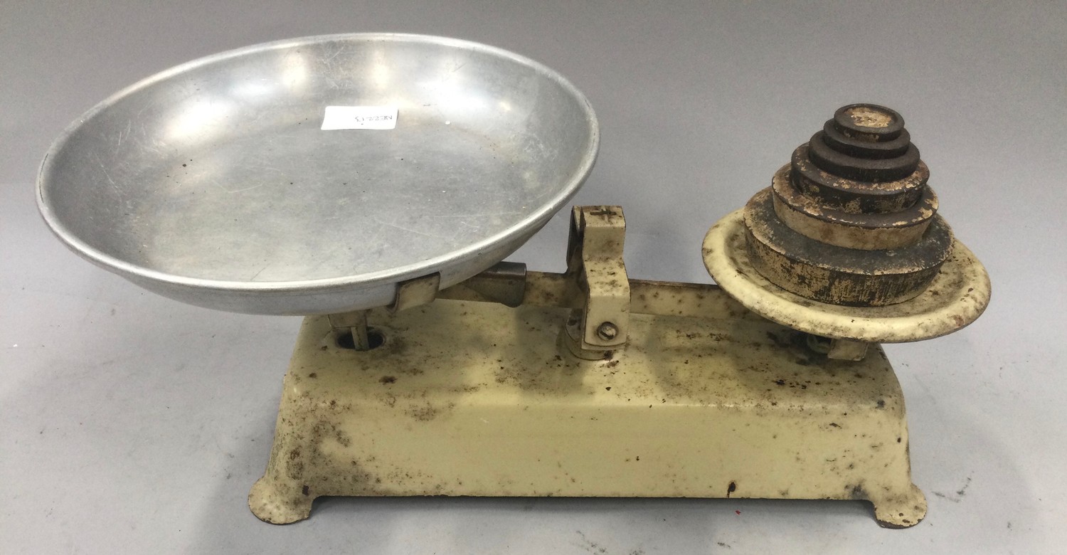 A set of vintage "Harper" kitchen weighing scales with weights. - Image 2 of 3