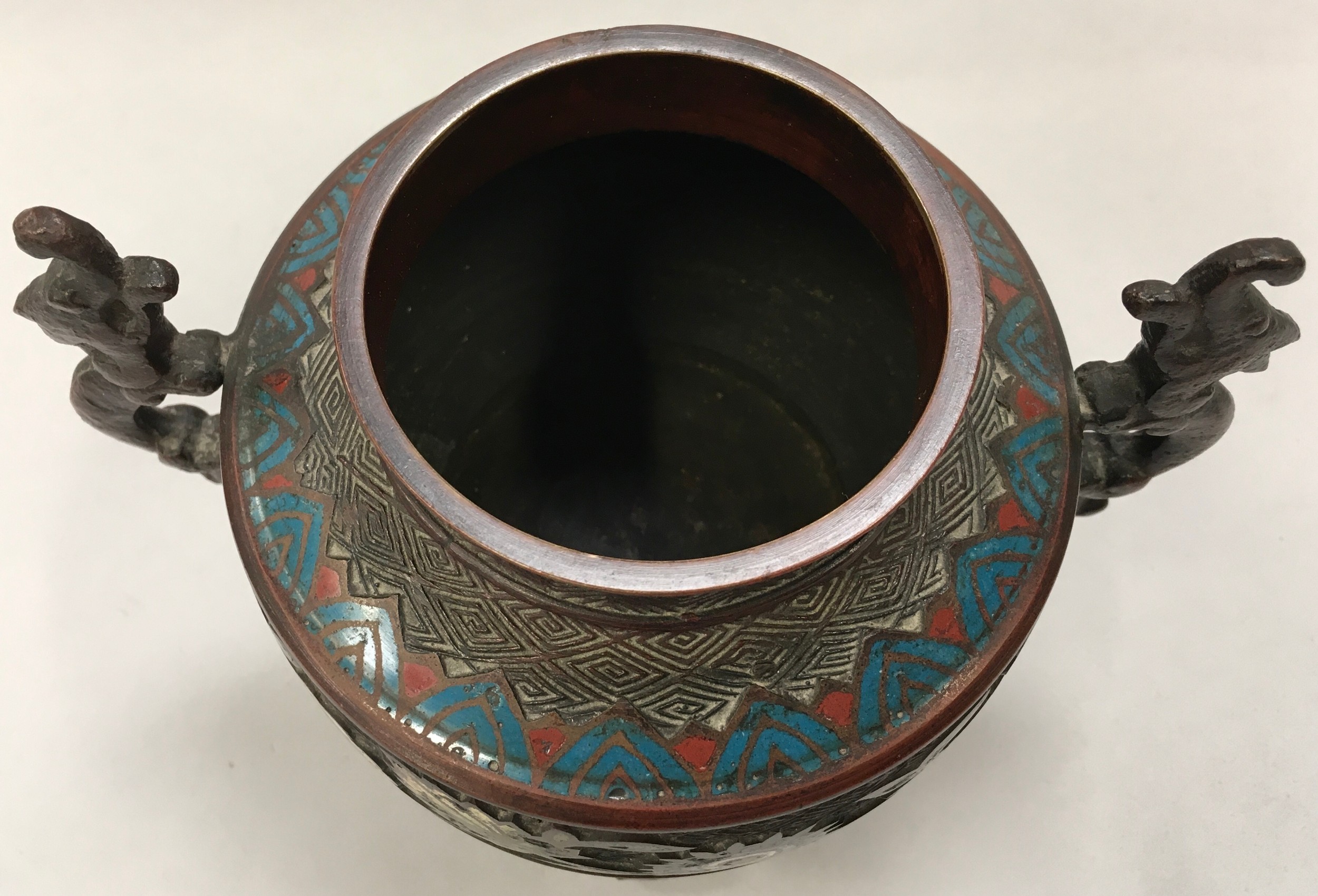 Oriental cloisonne incense burner with enamel decoration and dragon handles set on three legs - Image 4 of 5