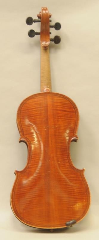 Antique violin. Label inside body reads 'Maggini Dentiche Arbeit'. Comes in original wooden coffin - Image 5 of 12