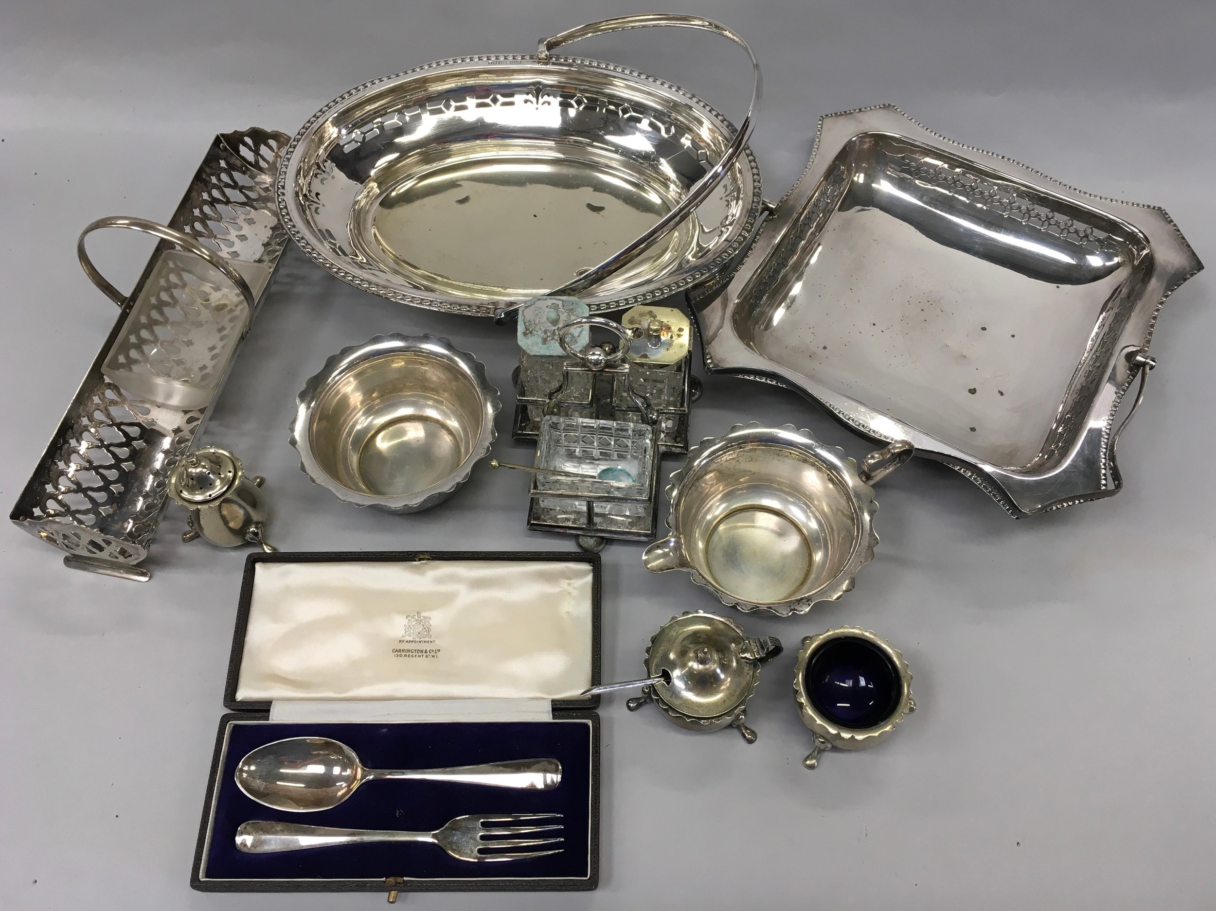 A collection of silver and silver plate. - Image 2 of 4