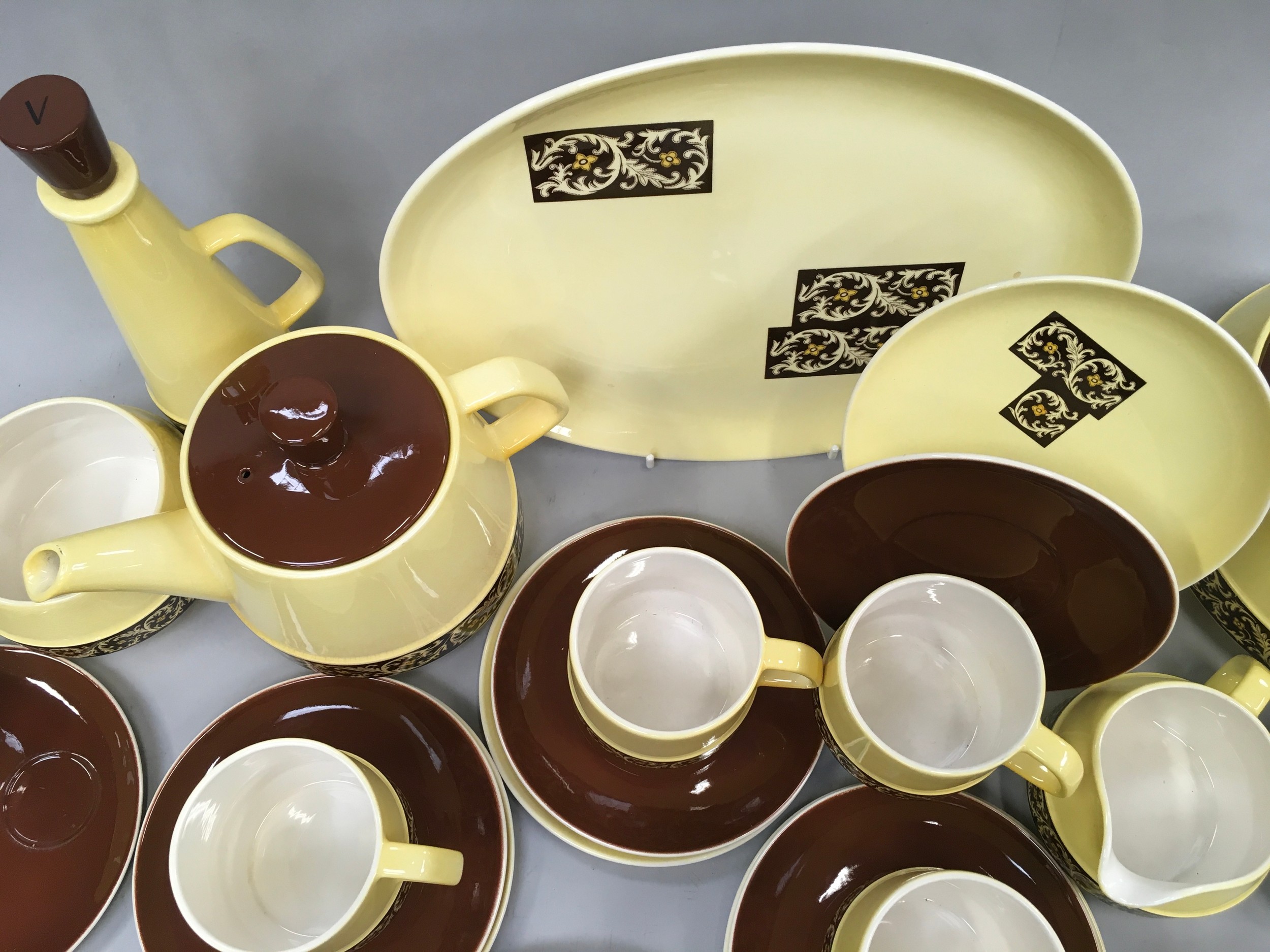 Carlton wear dinner/tea service unusual design yellow/brown - Image 5 of 7