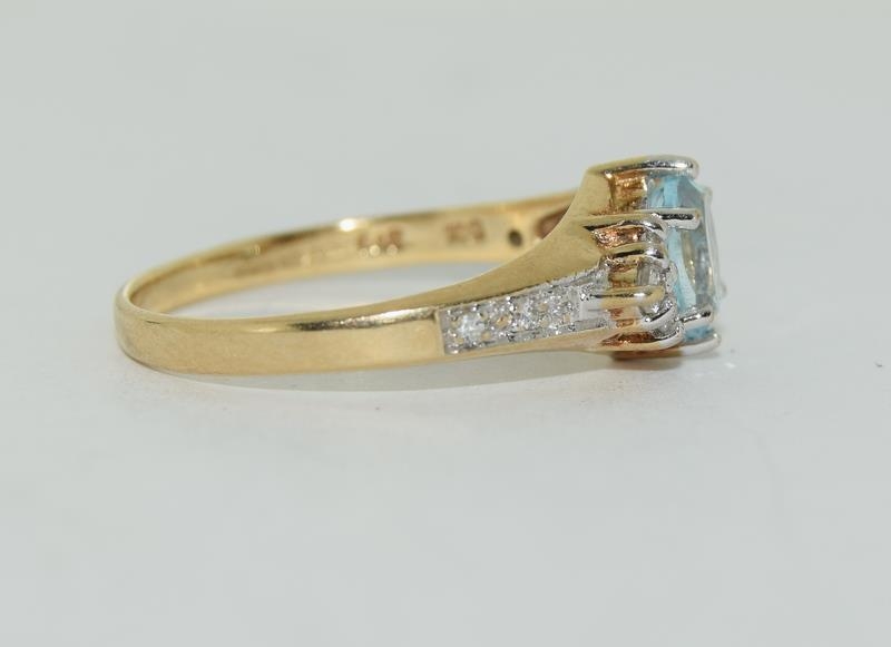 9ct gold ladies aqumarine and diamond ring size M - Image 2 of 5